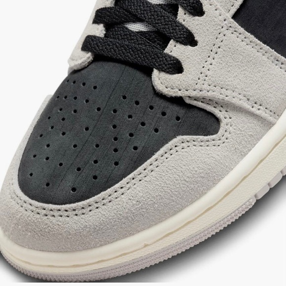 NIB $150 Air Jordan 1 Zoom Comfort 2 High Top Sneaker (Women) in size 5! - Picture 9 of 10